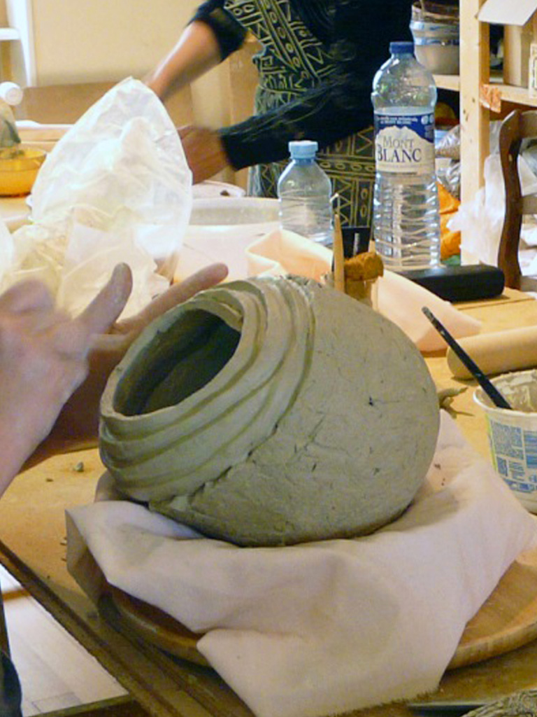 Lauriane Firoben, céramique et poterie : photo de l'atelier lors d'un stage de modelage et de cuisson en four papier